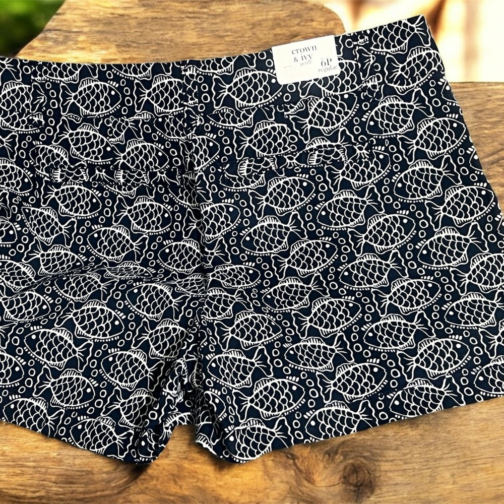 Crown & Ivy Black and White Fish Print Shorts size 6 p